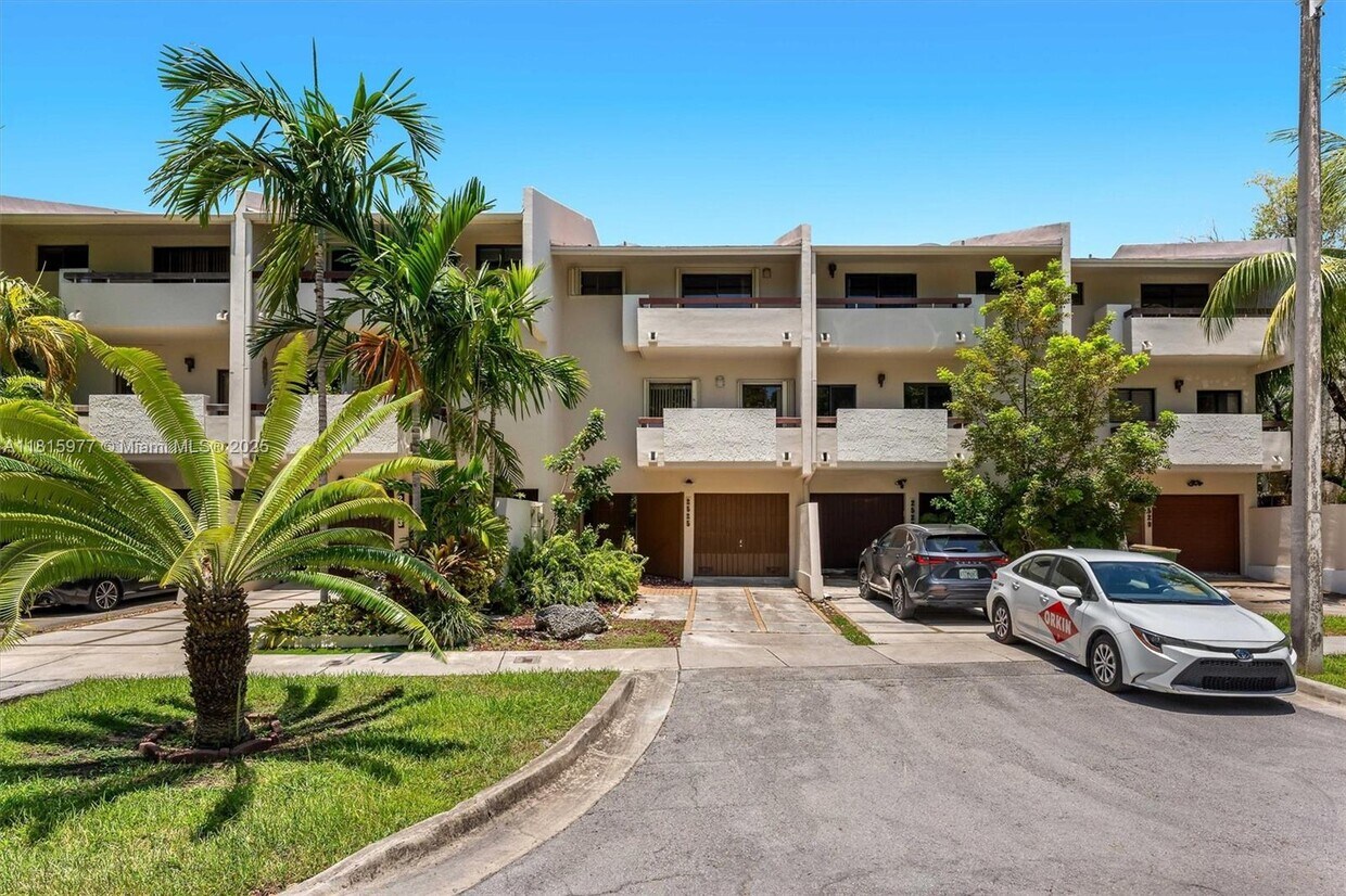 Foto principal - 2525 NE 135th St