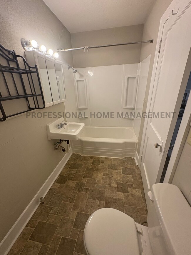 Foto del edificio - 1 Bedroom Apartment for Rent in Newton!