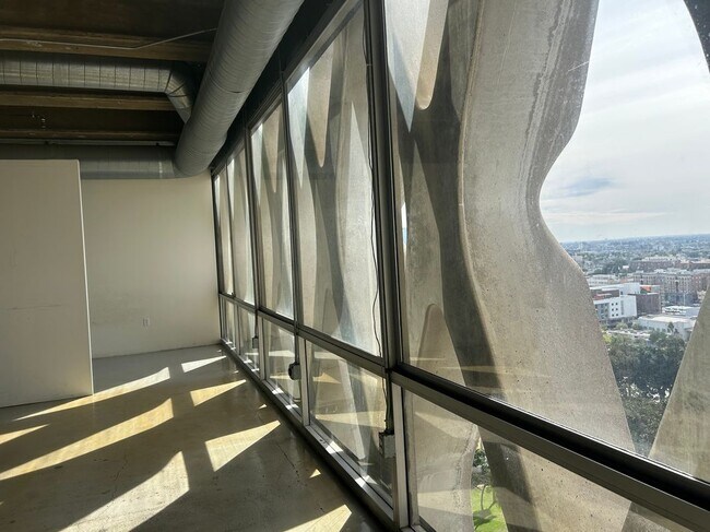 Foto del edificio - 2404 Wilshire Blvd