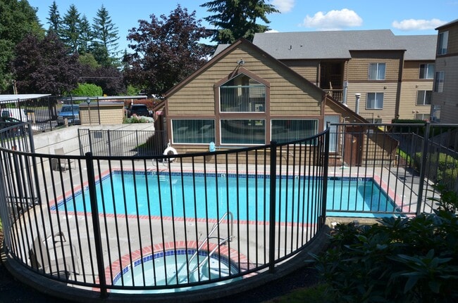 Pacific Pointe | Seasonal Swimming Pool - The Finch