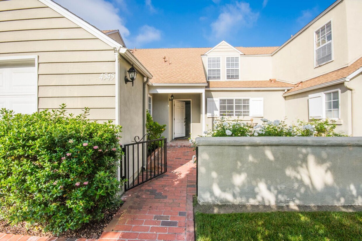 Foto principal - Bright Beautiful Tamarack Point Townhome!