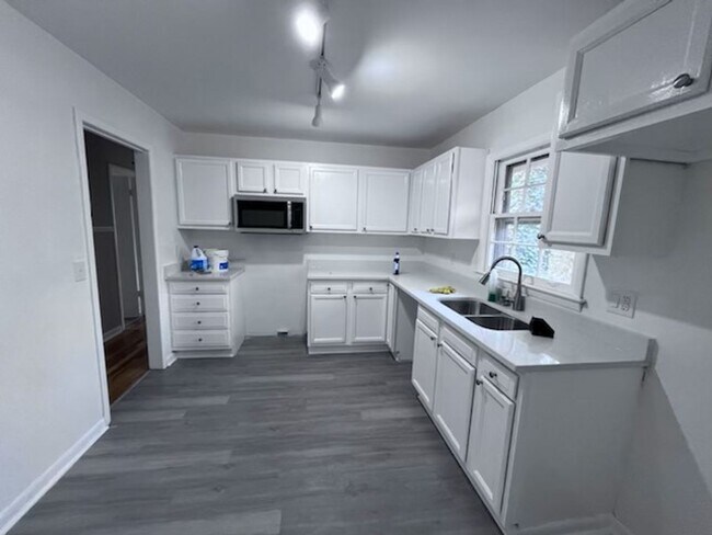 Building Photo - Forest Park Oasis: Stunning 4BR/2BA Renova...
