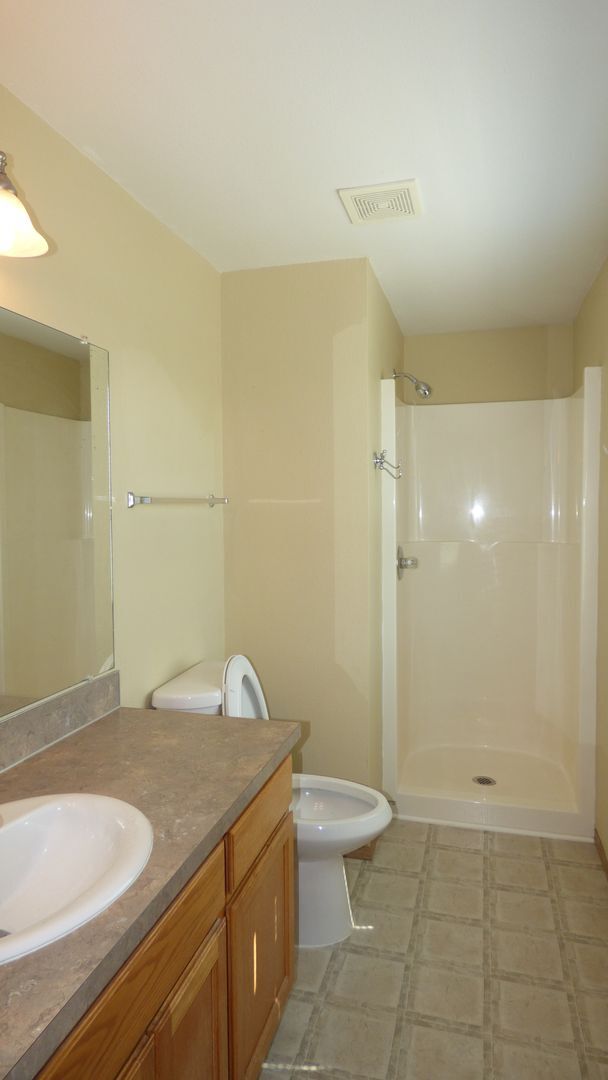 Building Photo - 3 Bedroom Home W/ Air Conditioning