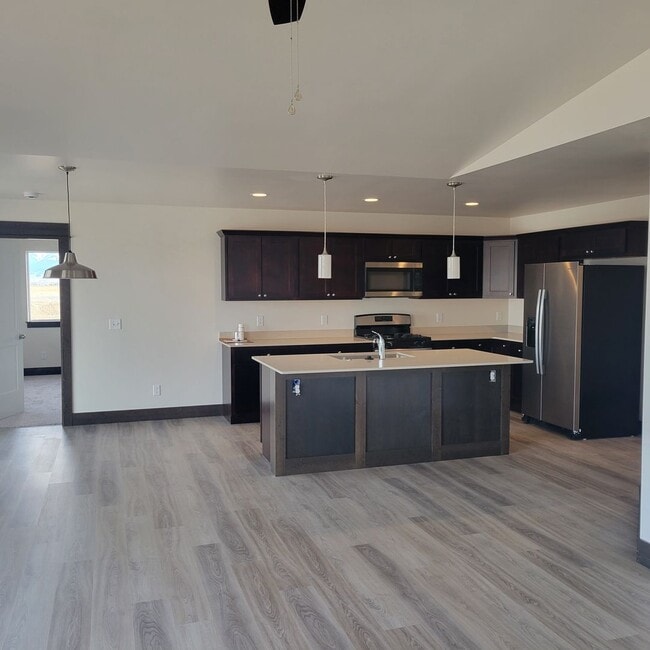 Building Photo - 3 Bed 2 Bath with double attached garage i...