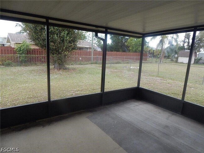 Foto del edificio - 18448 Iris Rd