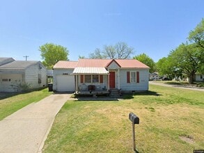 Building Photo - 811 NW Lupa St