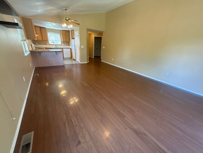 Foto del edificio - NE 3 Bdrm, 2 Bath, Gas Heat/Fireplace, Newer Carpet & Paint, Corner lot, Fenced Yard, DBL Garage