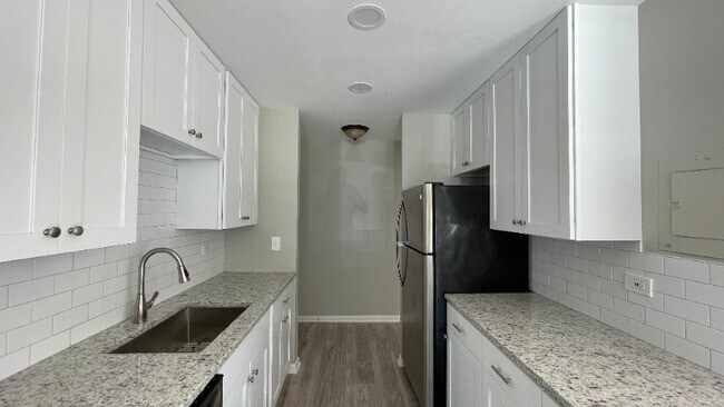 Building Photo - 3018 Roberts Dr
