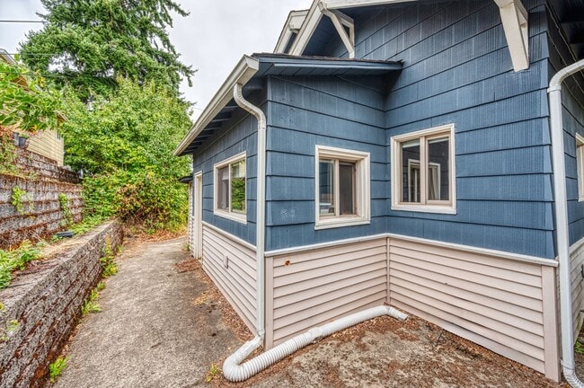 Building Photo - Charming 3-Bedroom Home for Rent in Tacoma...