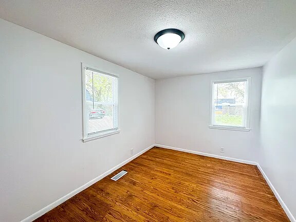 Foto del edificio - 2833 E Vermont St