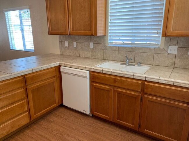 Foto del edificio - Like new upstairs apartment! Middle Unit!