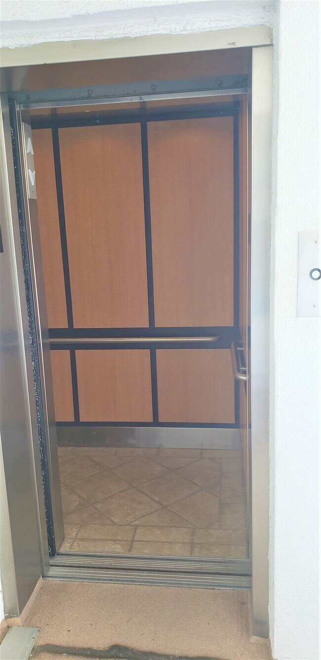 Foto del edificio - 775 John Ringling Blvd