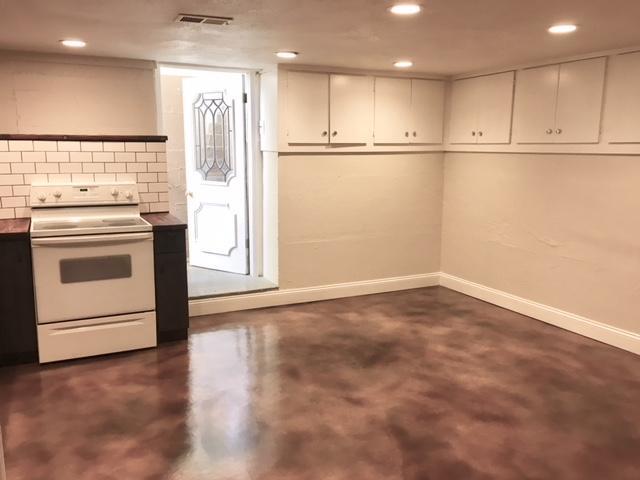 Amplia cocina con espacio para comer y muchísimos armarios empotrados. - 2261 Newark st