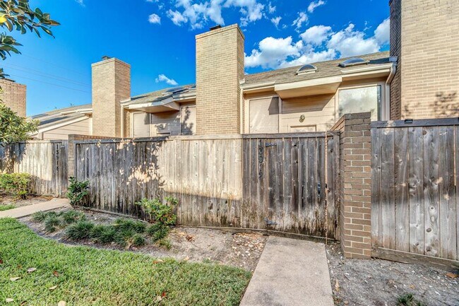 Foto del edificio - 13912 Hollowgreen Dr