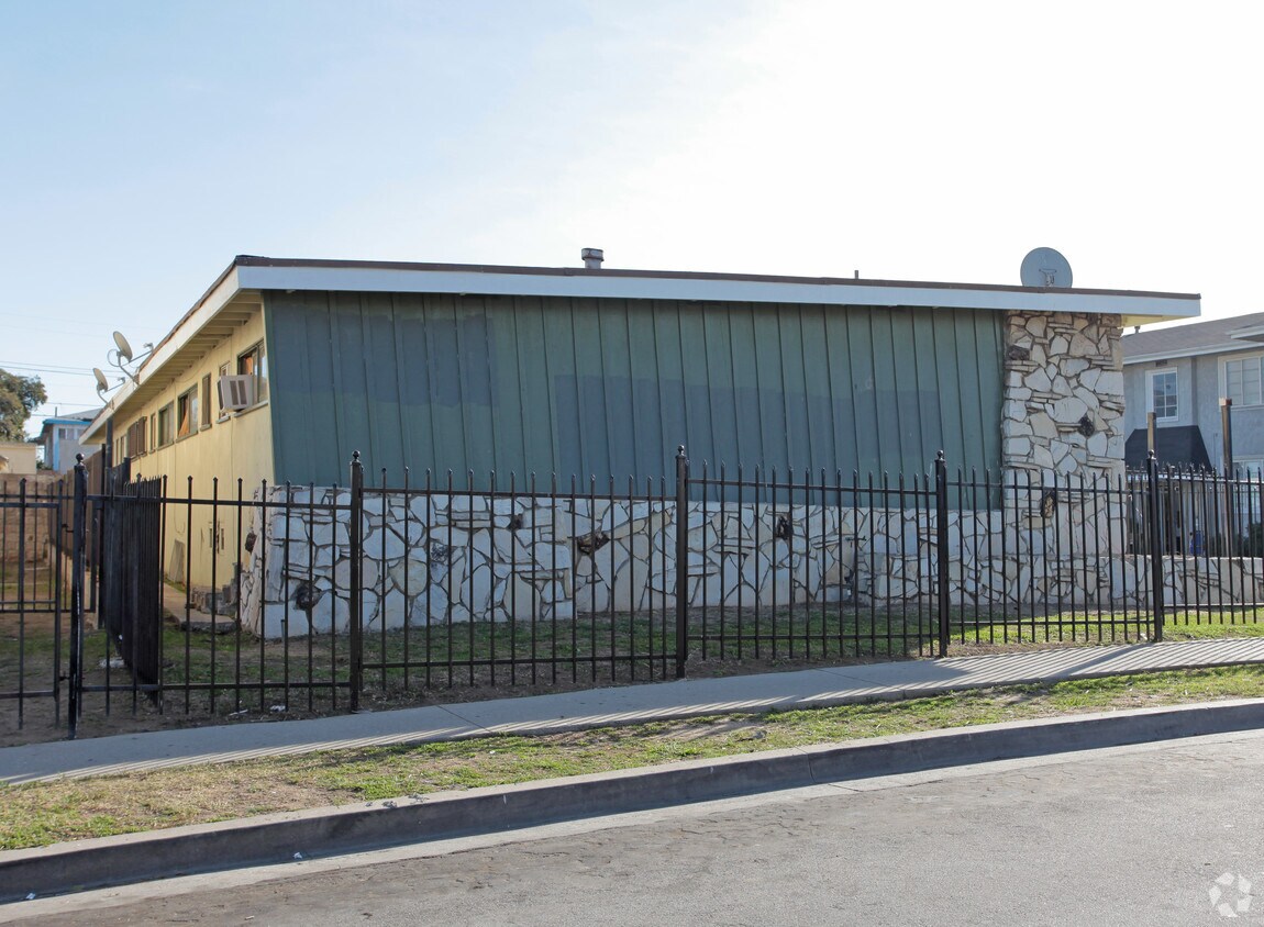 Building Photo - 11730-11734 Budlong Ave
