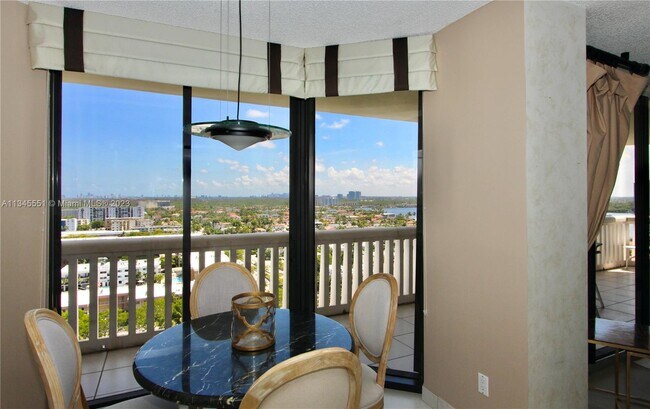 Foto del edificio - 2000 Island Blvd