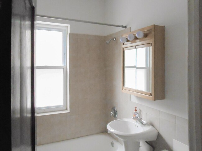Interior Photo - 5208-14 N. Damen / 2000-10 W. Foster