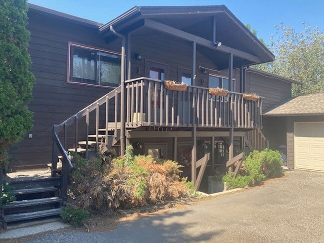 Building Photo - 2 Bedroom Apartment Near MSU! Small Dogs W...