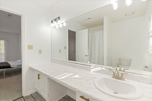 Foto del edificio - 2219 Euclid Rd NW