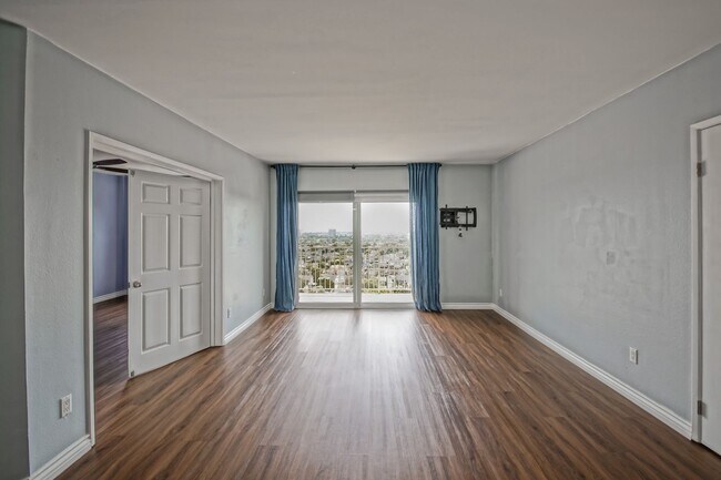 Foto del edificio - Bright & Spacious, Top-Floor 3BR3BA Condo ...