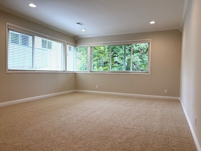 Foto del edificio - Updated 2 bedroom with in unit washer, dry...