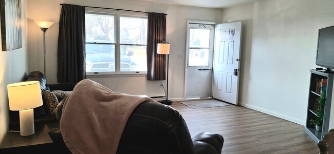 Building Photo - Newly Redone 2 Bed/1 Bath Apartment in Eli...