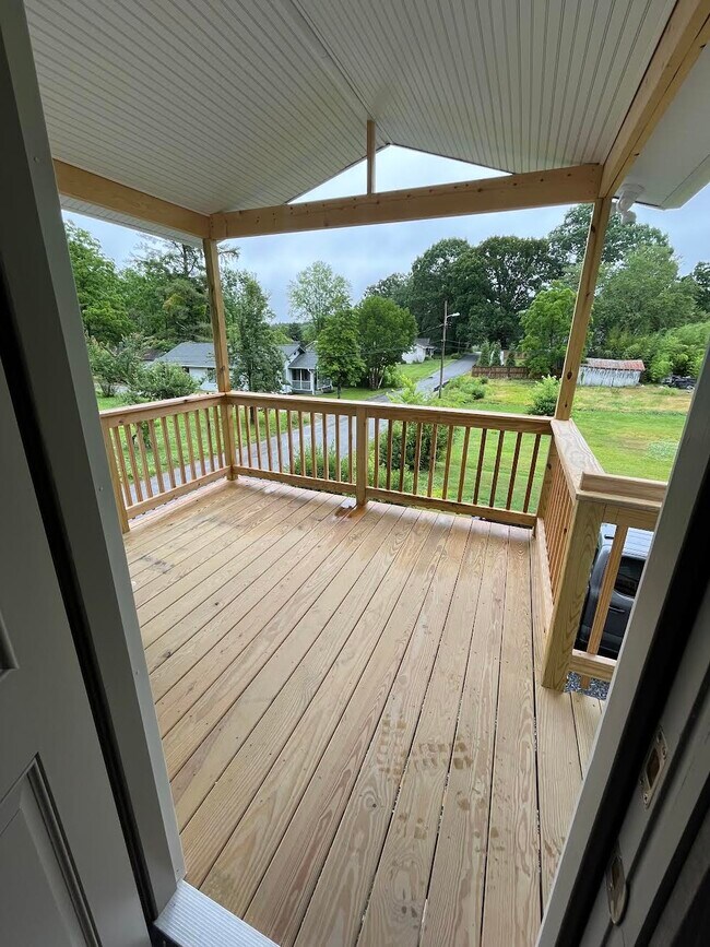 Building Photo - 115 Resort Street-Upstairs apartment COMPL...