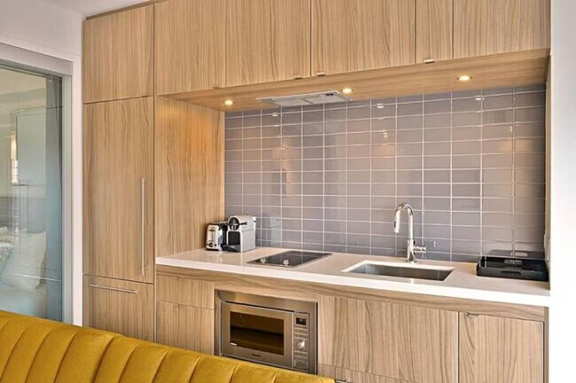 Photo du bâtiment - 155 Yorkville Ave