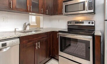 Building Photo - 633 NE 2nd Ave