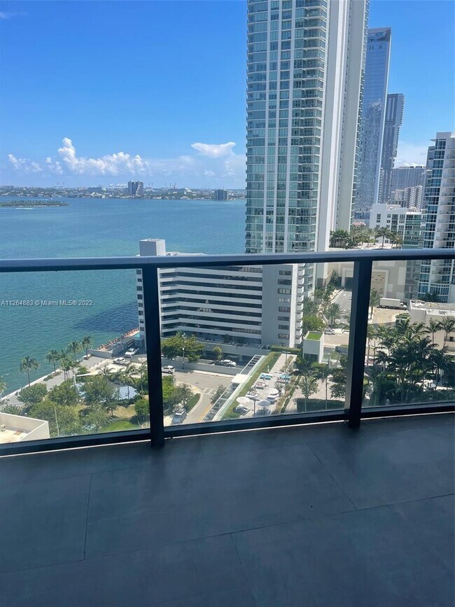 Foto del edificio - 650 NE 32nd St