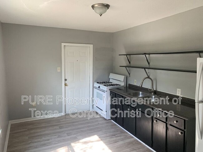 Building Photo - 913 1/2 W Point Rd