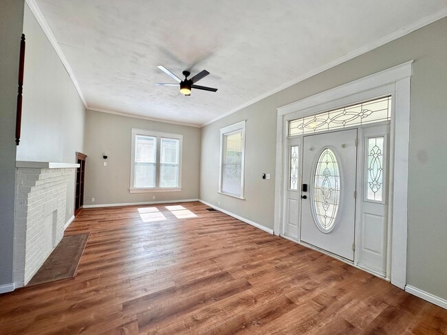 Foto del edificio - Charming 2 Bed / 1 Bath Home with Garage &...