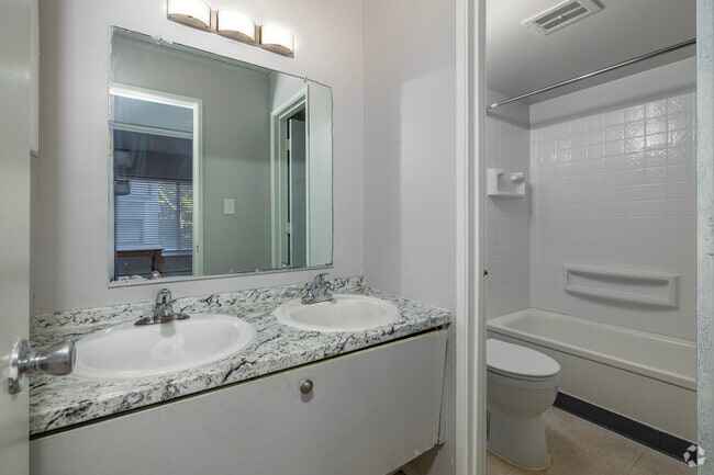 2BR, 1BA - 1,004SF - Bathroom - University Plaza