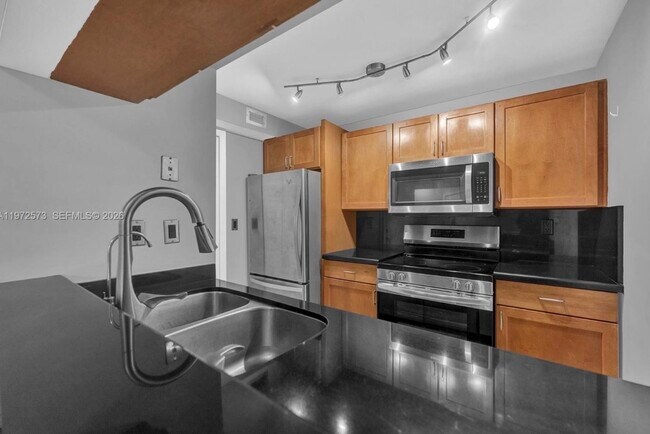 Foto del edificio - 15575 Miami Lakeway N