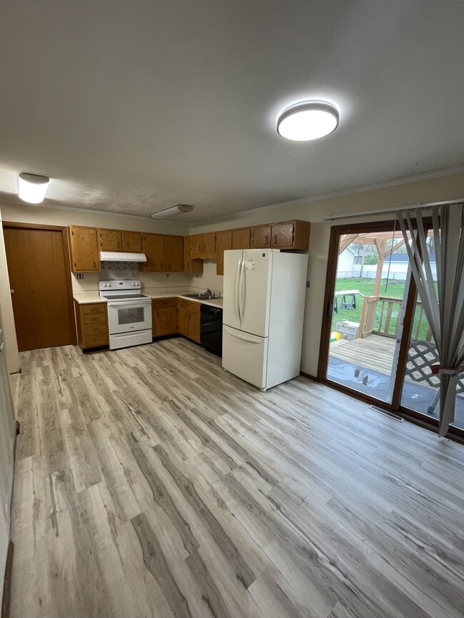 Building Photo - 810 IL-121