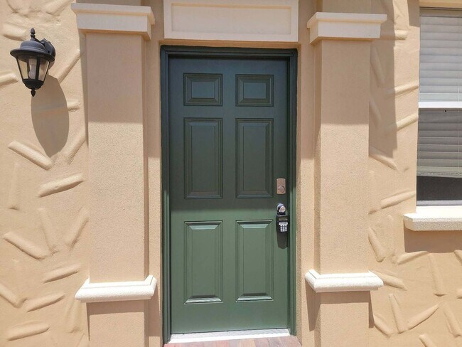 Building Photo - 4/2.5 TOWNHOME VILLA in Waterstone-Davenpo...
