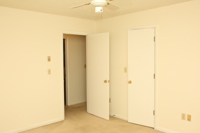 Building Photo - One Bedroom with a Den at Turtle Creek!