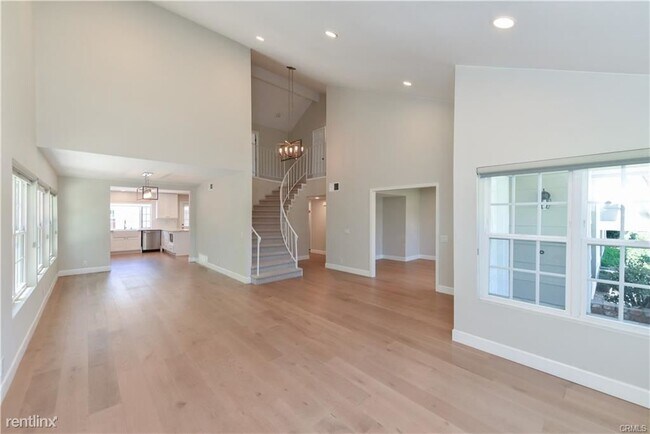 Foto del edificio - 5 br, 4 bath Townhome - 132 E Yale Loop # 19