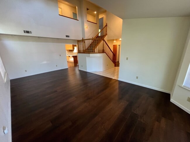 Building Photo - Spacious & Stylish 4-Bed Home in Prime Sto...