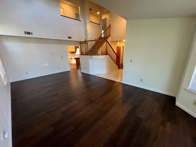 Foto del edificio - Spacious & Stylish 4-Bed Home in Prime Sto...