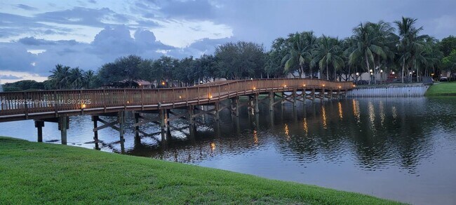 Foto del edificio - 2494 Centergate Dr