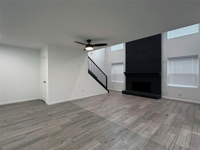 Building Photo - 5528 Beverly Hill St
