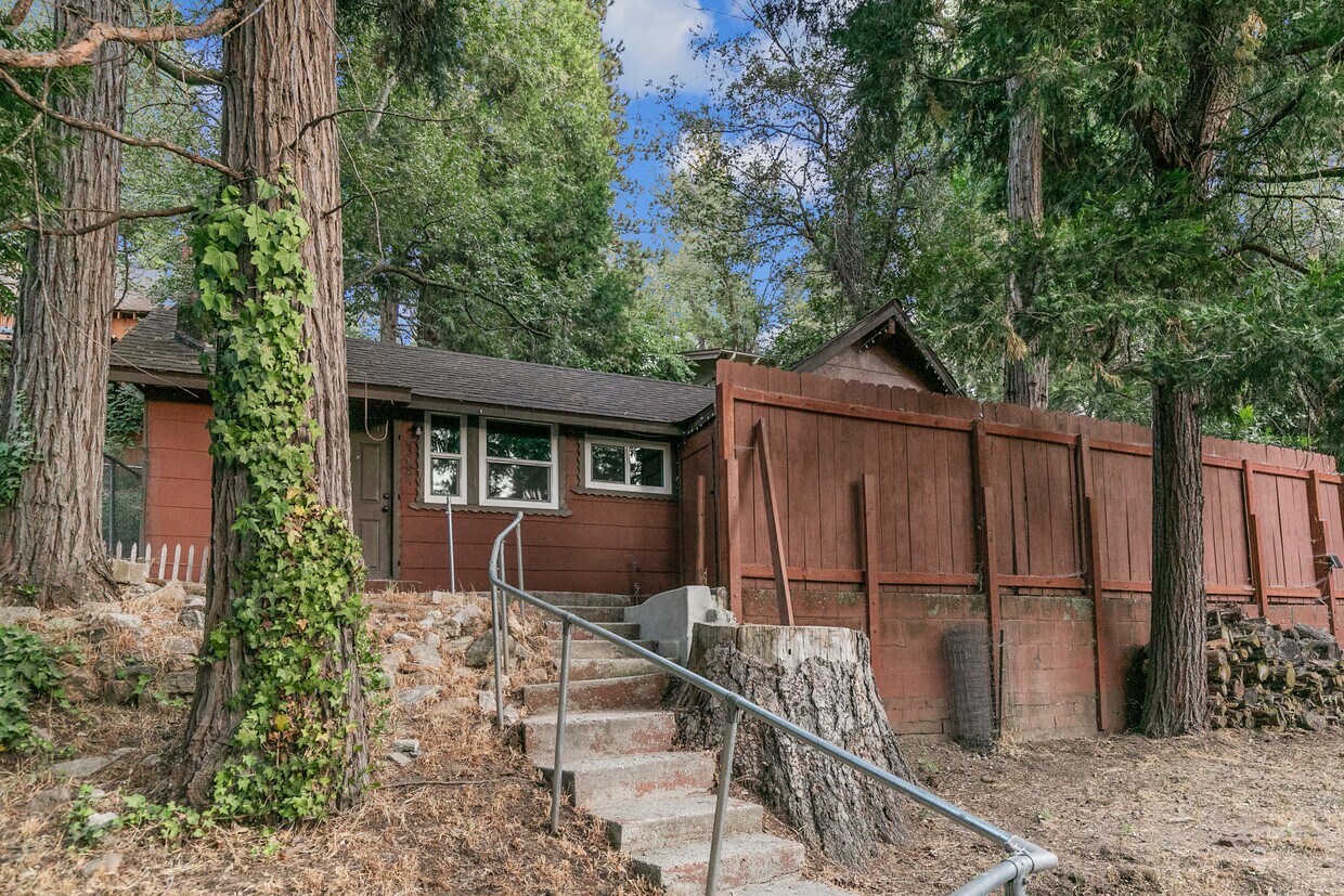 Foto principal - 23083 Hemlock Ln