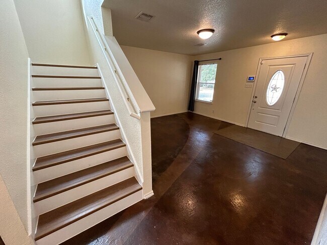 Foto del edificio - **MOVE-IN SPECIAL** JAW-DROPPING Two Story...
