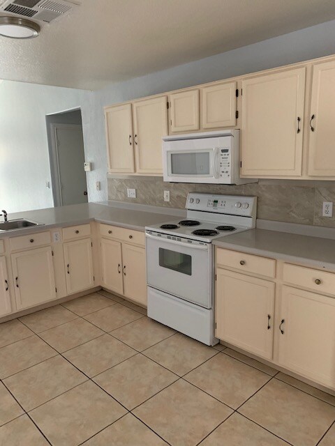 Building Photo - 8923 W Sierra Vista Dr