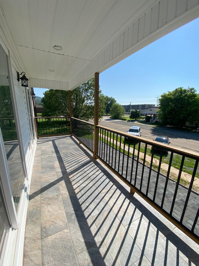 Building Photo - 404 Elm Ave