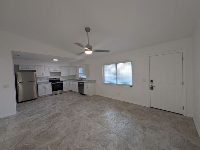 Building Photo - Updated 2/2 Duplex in Crystal River
