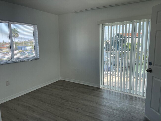 Building Photo - 2475 NW 16th St Rd