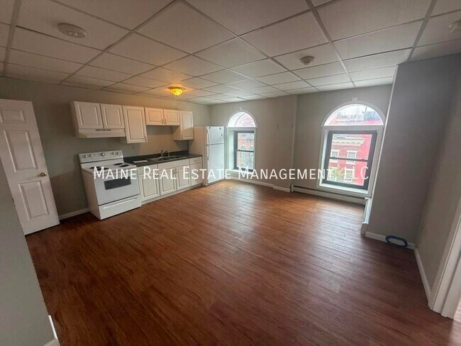 Building Photo - 35 Main St