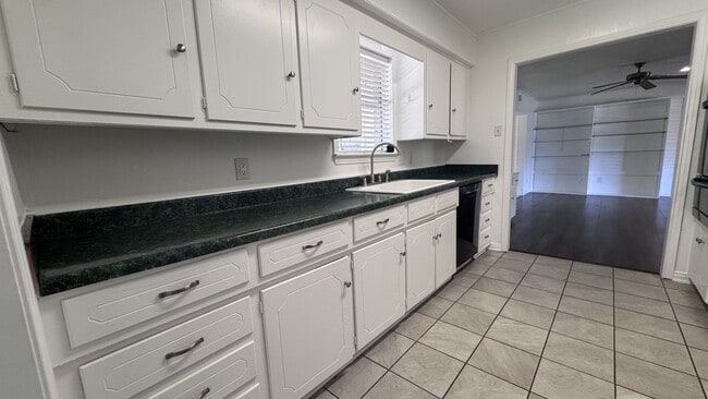Building Photo - 621 Mink Dr